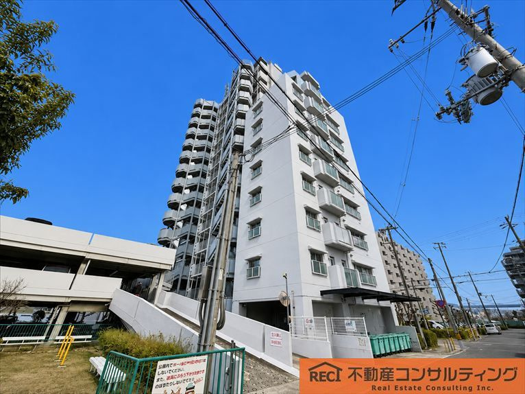 ユニハイム魚崎3号棟のエントランス|近隣にはスーパー多数で買い物至便！