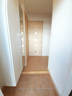 【玄関】 | ラ　ルーチェ　Ａ | 収納もある玄関です