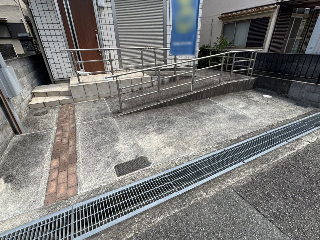 明石市魚住町西岡戸建の駐車場