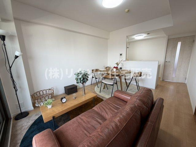 アクシス門真の居間・リビング|LDK12.2帖
■物件内覧・資金計画相談・住宅ローン相談、リフォーム相談、お問合せ受付中■
※当日・翌日のご内覧、ご相談はお電話でのお問合せがスムーズです！