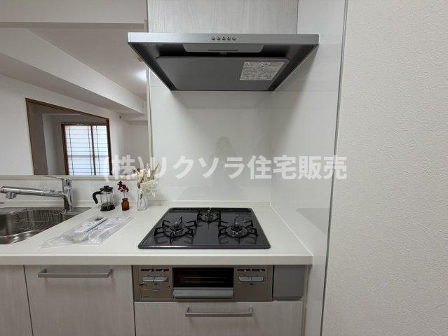 アクシス門真のキッチン|ビルトイン3口コンロ
■物件内覧・資金計画相談・住宅ローン相談、リフォーム相談、お問合せ受付中■
※当日・翌日のご内覧、ご相談はお電話でのお問合せがスムーズです！