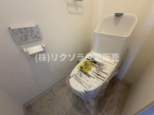 アクシス門真のトイレ|温水洗浄便座付き
■物件内覧・資金計画相談・住宅ローン相談、リフォーム相談、お問合せ受付中■
※当日・翌日のご内覧、ご相談はお電話でのお問合せがスムーズです！