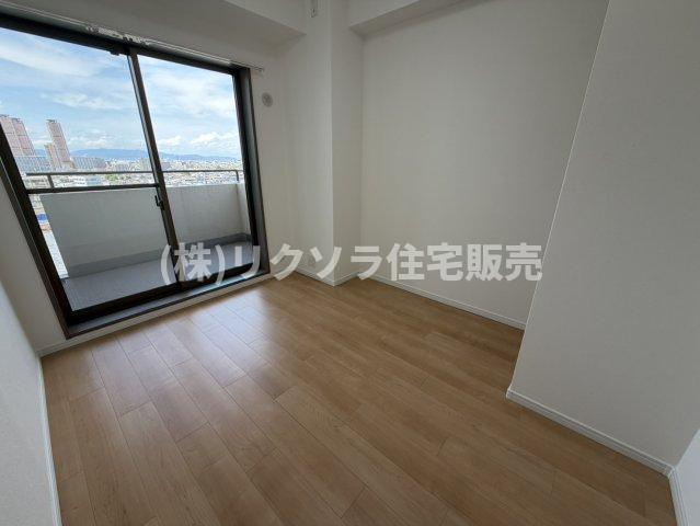 アクシス門真の洋室|洋室4.5帖
■物件内覧・資金計画相談・住宅ローン相談、リフォーム相談、お問合せ受付中■
※当日・翌日のご内覧、ご相談はお電話でのお問合せがスムーズです！