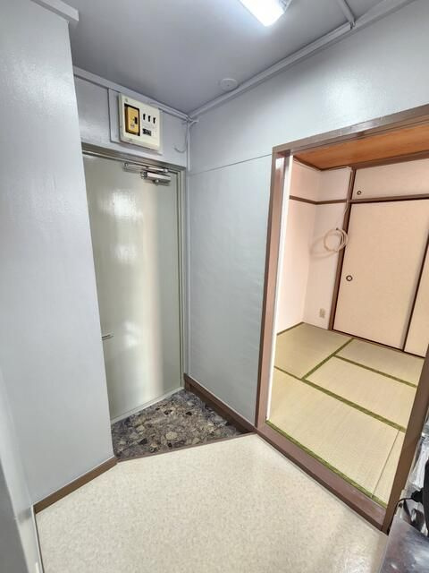 東洋花咲町ビルの玄関