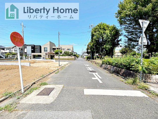 龍ケ崎市平台7期　新築戸建　2号棟の前面道路含む現地写真