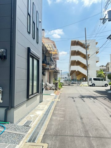 門真市島頭4丁目　2号棟の前面道路含む現地写真