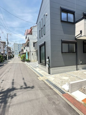 門真市島頭4丁目　2号棟の前面道路含む現地写真