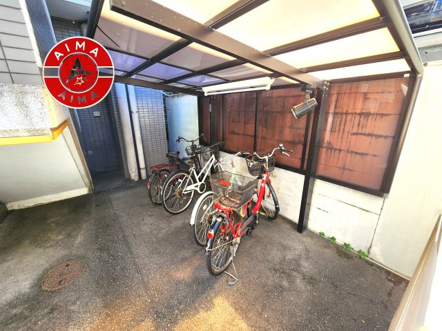 エステートマンション大濠フローレスの駐輪場|屋根付きの駐輪場なので雨の日でも安心です。
