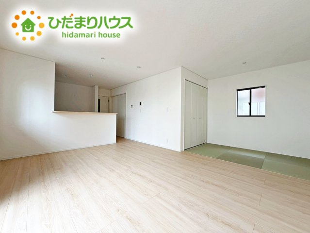 いわき市泉町第8　新築戸建の居間・リビング|お子様が元気に遊べる広々としたリビングです。