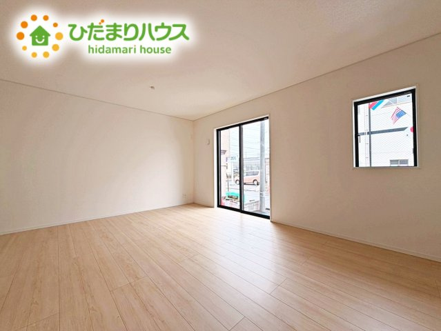 いわき市泉町第8　新築戸建の居間・リビング|リビングの窓からはあたたかな日差しが差し込みます(*'▽')