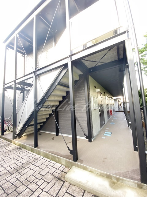 藤沢市亀井野のアパートのエントランス