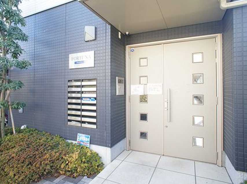 フォルトゥーナ　角部屋　ウォークインクロゼット　洋室広々12帖のエントランス