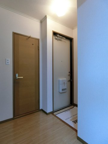 クレールパストラルA棟の玄関|イメージ203号室の写真（反転あり）