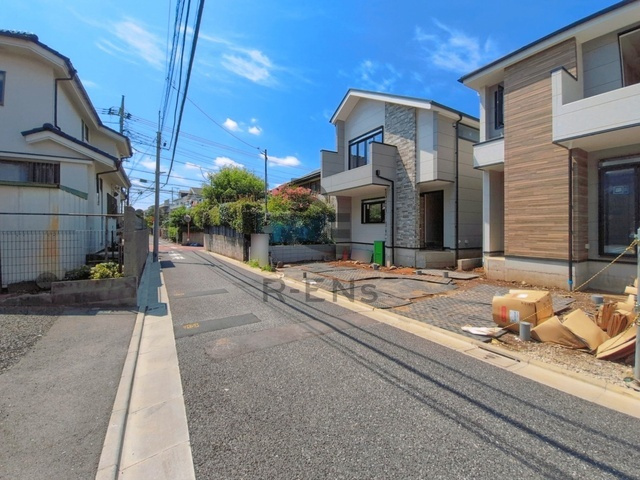 【前面道路含む現地写真】 | 練馬区下石神井２丁目　新築戸建て　１号棟 | 見通しもよく落ち着いた住宅街でゆったり過ごせる住環境です