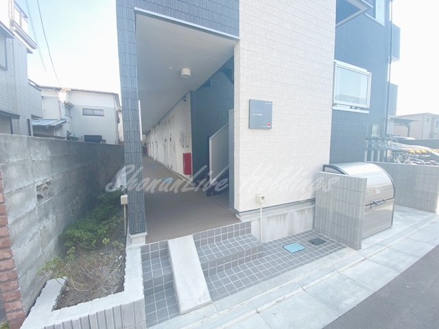 平塚市代官町の賃貸マンションのエントランス
