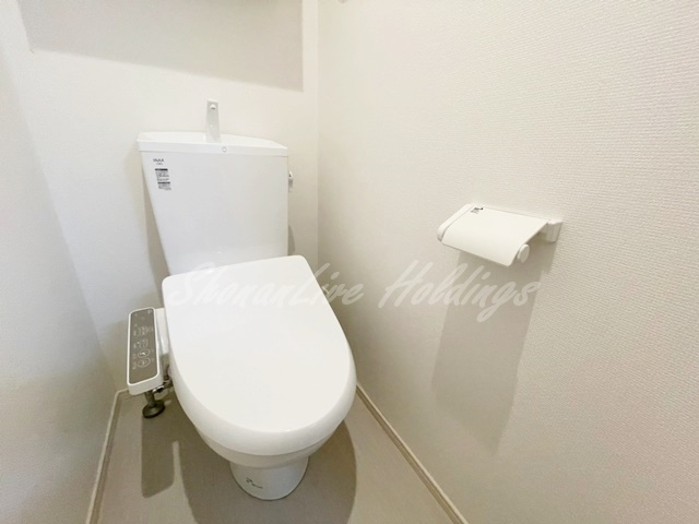 平塚市代官町の賃貸マンションのトイレ|清潔感のあるトイレです