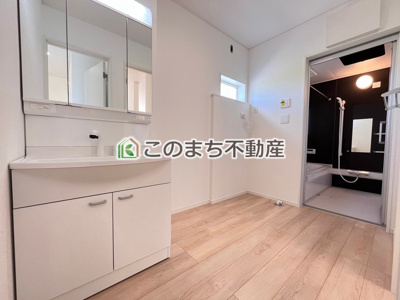 【洗面所】 | CRADLE GARDEN真岡市さくら　第2　1号棟 | 同社施工物件写真。※建具やフローリング、その他仕様が異なる場合がございます。