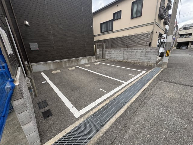 リブリ・クレール岡本の駐車場