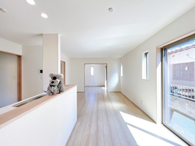 【居間・リビング】 | 高崎市倉賀野町　新築住宅 | 窓から差し込む陽光がリビングでくつろぐ家族を暖かく包み込みます。光溢れる空間で子育てする喜び。生活の中心となるLDKで贅沢な時間を家族とお過ごしください。