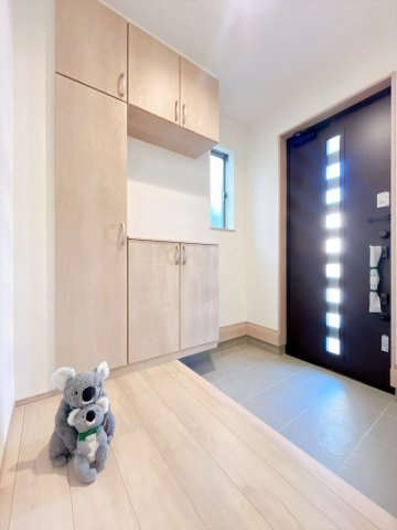 【玄関】 | 高崎市倉賀野町　新築住宅 | 住まう人の帰り、訪れる人を優しく迎える安らぎに満ちた空間　上質感あふれるエントランス