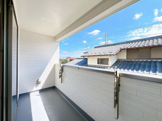 【バルコニー】 | 高崎市倉賀野町　新築住宅 | お日さまがほほえむバルコニー。気持ち良い風と青く広がる空。思わず深呼吸したくなる。