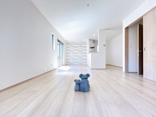 【居間・リビング】 | 高崎市倉賀野町　新築住宅 | 開放感あふれるリビング・ダイニングは、光と風を感じながら過ごせる心地よい空間。インテリアの映える落ち着いたデザインで、ゆとりある毎日を演出します。