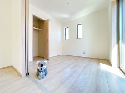 【洋室】 | 高崎市倉賀野町　新築住宅 | 窓が２つあるので明るい印象を受けます！風通しもよいので天気の良い日は窓を開けて空気の入替をしてみるのはいかがでしょうか。