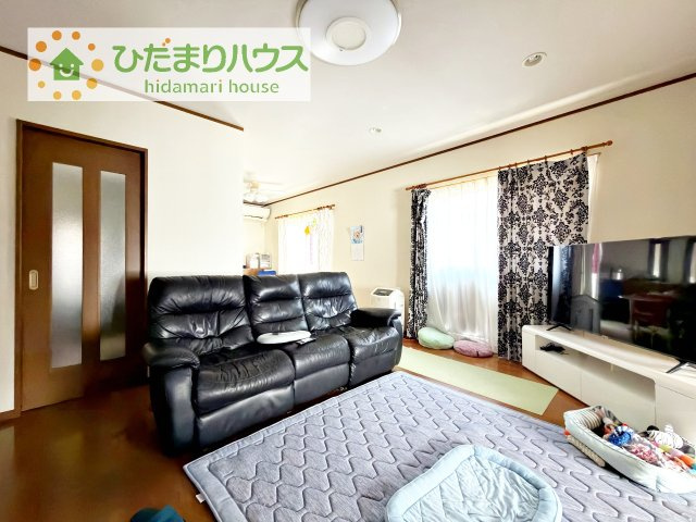 【居間・リビング】 | 取手市宮和田　中古戸建 | 大きな窓から光が差し込む明るいリビング！