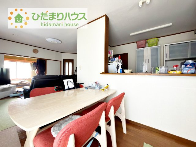 【居間・リビング】 | 取手市宮和田　中古戸建 | 対面キッチンで家族の会話も増えそうです！