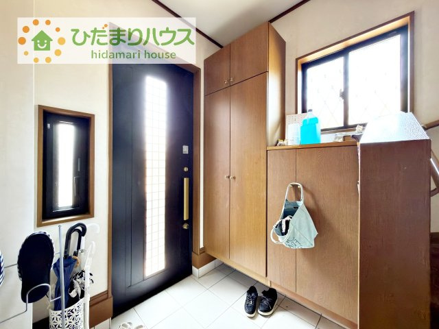 【玄関】 | 取手市宮和田　中古戸建 | 窓が多く明るい玄関はまさにお家の顔！