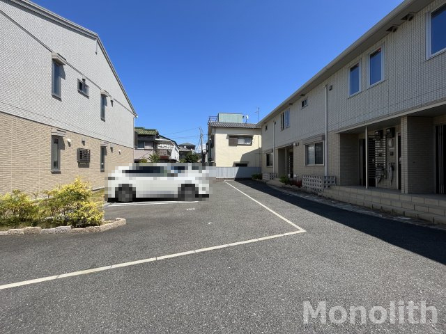 ウイット八平 A棟の駐車場