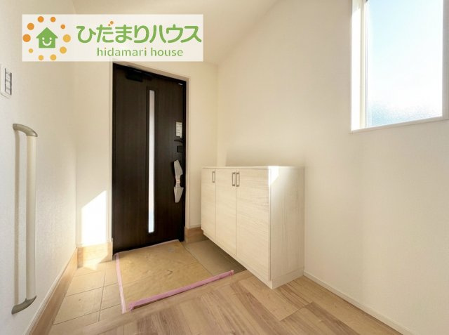 【玄関】 | 阿見町荒川本郷第2期　新築戸建　2号棟 | 玄関が広いので親子で並んで仲良く靴が履けますね(^^)/