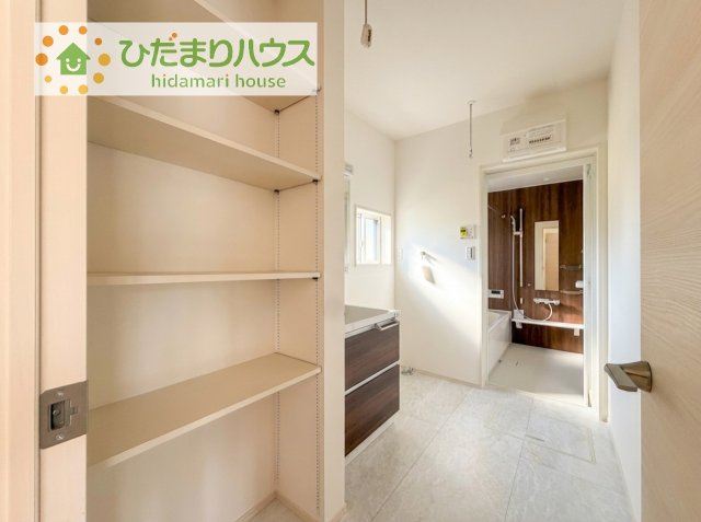 【独立洗面台】 | 阿見町荒川本郷第2期　新築戸建　2号棟 | ゆったりとした洗面所には物入れを完備！タオルや洗剤をしまえます(^^)/
