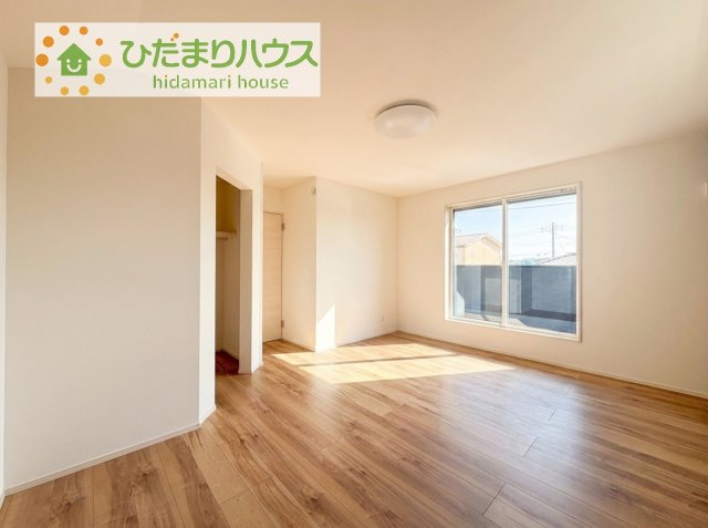 【寝室】 | 阿見町荒川本郷第2期　新築戸建　2号棟 | バルコニーに面していて、たっぷり光りの入る明るい主寝室です！