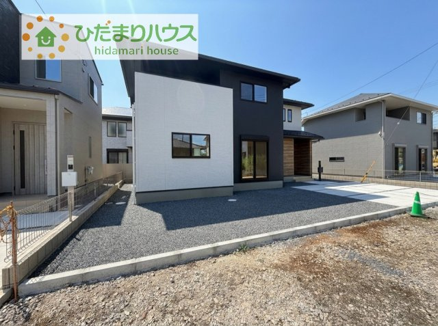 【庭】 | 阿見町荒川本郷第2期　新築戸建　2号棟 | 日当たりの良い広い庭。友人や親せきが集まってＢＢＱをしたり、ペットと遊んだり。
一戸建てならではの楽しさが広がります(*^-^*)