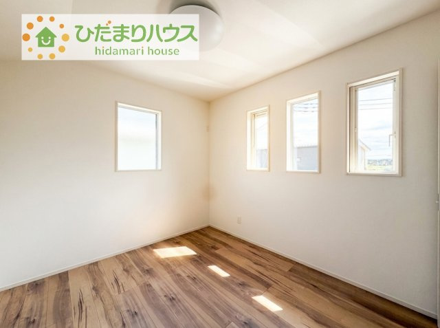【洋室】 | 阿見町荒川本郷第2期　新築戸建　2号棟 | 窓が多く、明るい空間を演出してくれます(*^^*)