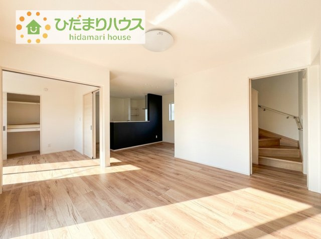 【居間・リビング】 | 阿見町荒川本郷第2期　新築戸建　2号棟 | リビングの大きな窓からは、暖かな日の光が降り注ぎます・・・