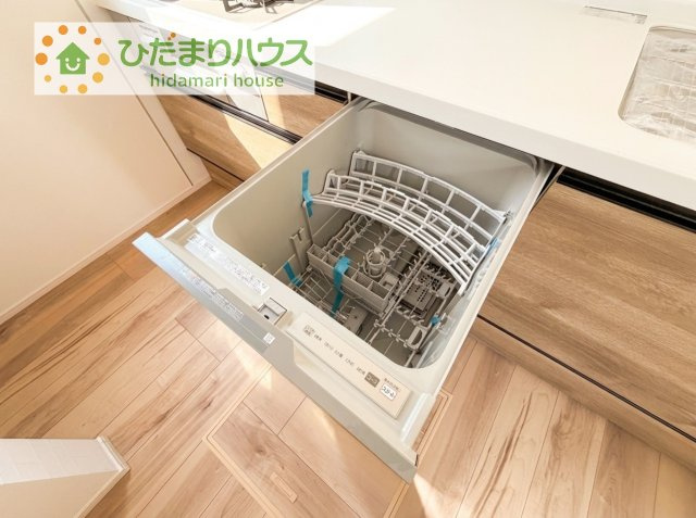 【キッチン】 | 阿見町荒川本郷第2期　新築戸建　2号棟 | 食器洗乾燥機が付いていますので家事の時間も節約できます！忙しいママには便利ですよね！