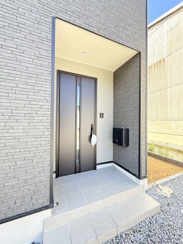 高松市香西本町の新築一戸建の玄関|きれいな玄関です