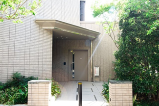  | プレミストタワー大阪新町ローレルコート | 【サブエントランス】正面の扉は駐輪場の出入口です！突き当り左にサブエントランスへの扉がございます！