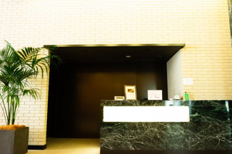 【受付】 | プレミストタワー大阪新町ローレルコート | 【コンシェルジュカウンター】ホテルのような丁寧なサービスで、都心の快適な生活をサポートします！