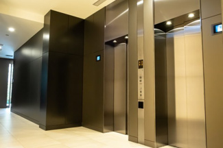 【その他共用部分】 | プレミストタワー大阪新町ローレルコート | 【エレベーターホール】エレベーターは、合計4基ございます。低層階用2基、高層階用2基となっています。