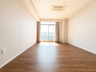 【居間・リビング】 | プレミストタワー大阪新町ローレルコート | 【リビングダイニング】約14.7帖！窓からたくさんの陽が差し込み、お部屋全体が明るく、暖かみある空間です☆