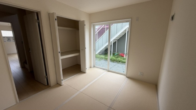 上堂三丁目第２の和室|白い壁の部屋は、明るく開放的な雰囲気をつくり広く感じられるのが魅力です