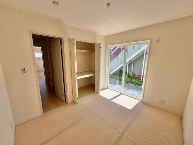 上堂三丁目第２の和室|白い壁の部屋は、明るく開放的な雰囲気をつくり広く感じられるのが魅力です