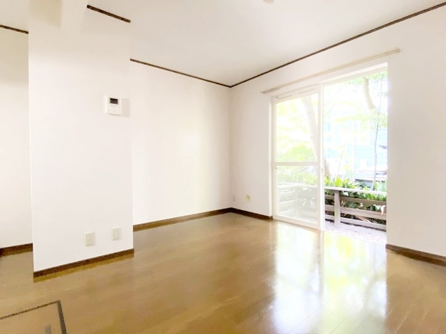 茅ヶ崎市東海岸南４丁目のアパートの居間・リビング