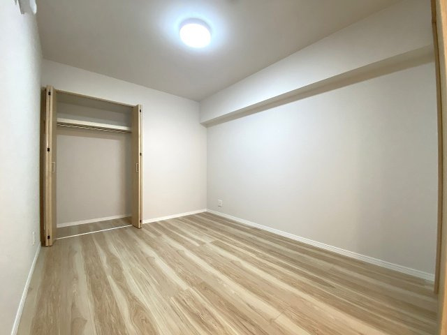 エクレール武蔵野ヒルズＢ棟の洋室|洋室5.5帖　間取り図真ん中の部屋
間取り図中央・約5.5帖の洋室です。リビングに隣接した使い勝手の良い配置で、クローゼットも完備。お子さまのお部屋や趣味の部屋としてもぴったりな空間です。

