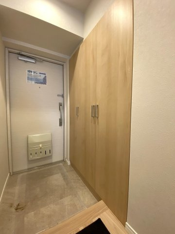 エクレール武蔵野ヒルズＢ棟の玄関|玄関
住まいの顔となる玄関エリア。明るく清潔感のある内装で、訪れる人を心地よく迎えます。シューズボックス完備で、家族全員の靴をすっきり収められます。