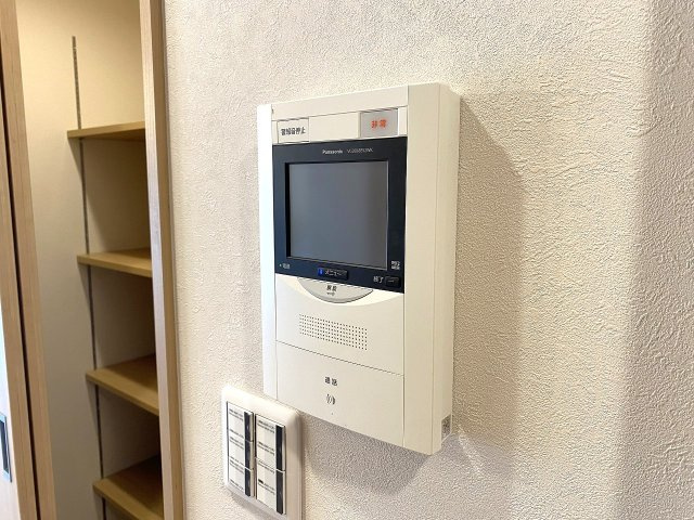 エクレール武蔵野ヒルズＢ棟のセキュリティ|TVモニター付きインターフォン
安心の「TVモニター付きインターホン」完備。室内から来訪者の顔を確認できるため防犯性に優れ、お子さまのお留守番や一人でのお留守の際も心強い設備です。