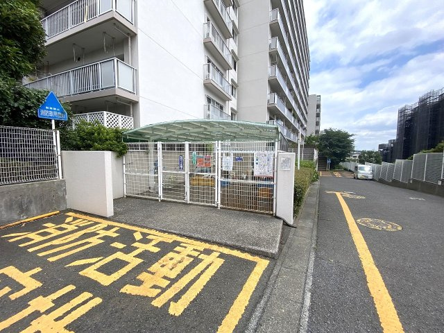 エクレール武蔵野ヒルズＢ棟のその他共用部分|ゴミ捨て場
居住者専用の「敷地内ゴミ置場」完備。曜日ごとのルールに合わせて収集場所にスムーズに出せるため、悪天候の日や忙しい朝のゴミ出しもラクラク行えます。